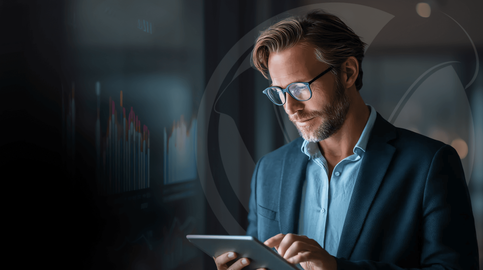 Profissional analisando dados em tablet