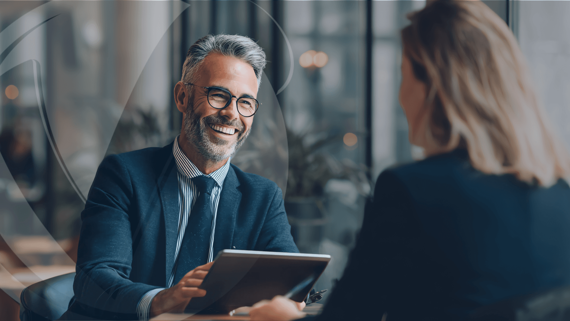 Equipe em reunião analisando dados